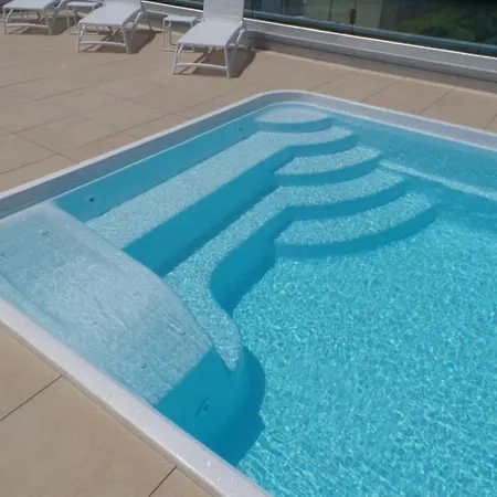 Apartamento Modern Poolside Escape
