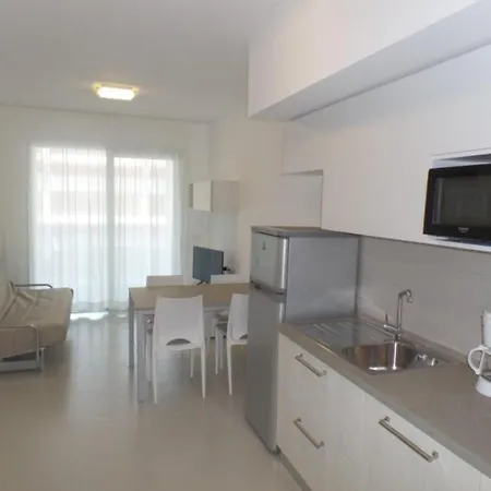 Apartamento Modern Poolside Escape