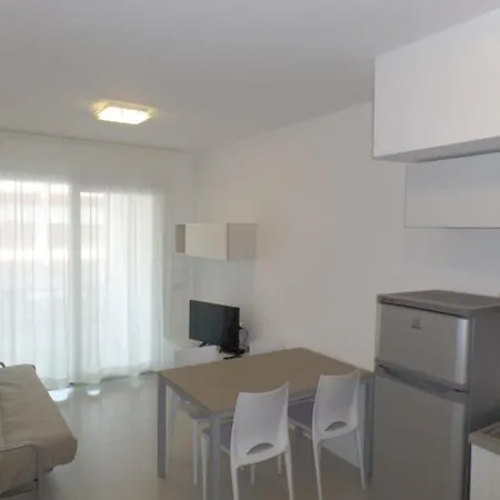 Apartamento Modern Poolside Escape