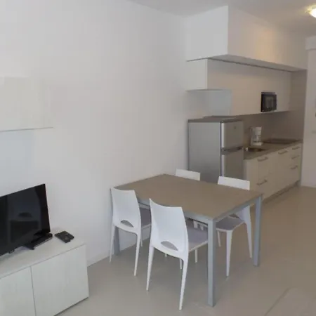 Apartamento Modern Poolside Escape Bibione