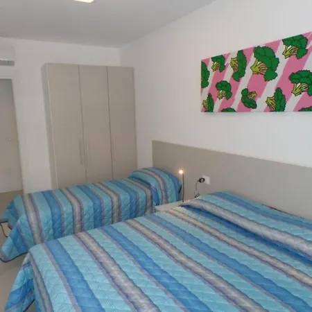 Apartamento Modern Poolside Escape