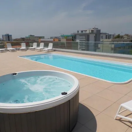 Modern Poolside Escape Apartamento