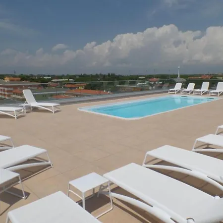 Modern Poolside Escape Apartamento